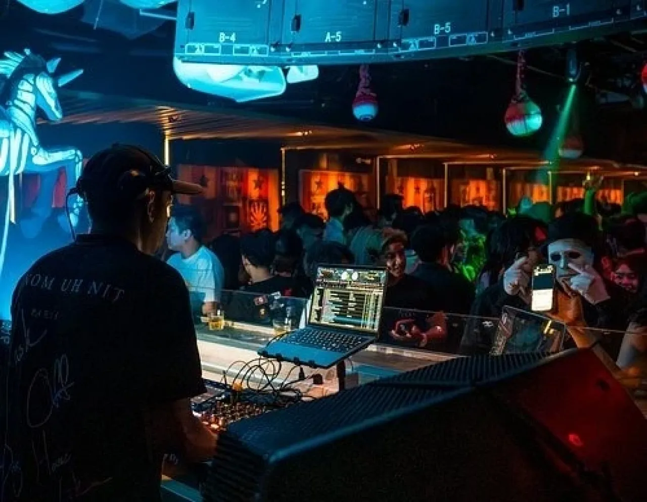 Lefkoşa ve Alayköy Gece Kulüpleri: Kıbrıs’ın Kalbindeki Işıltılı Gece Hayatı