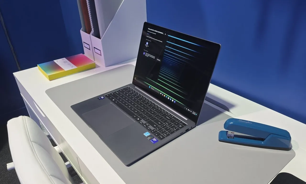 Windows 11 destekli Galaxy Books, karanlık modda daha iyi pil ömrü sunabilir