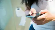 Tuvalette Telefon Kullananlar Dikkat! Ciddi Bir Sağlık Sorununa Yol Açabiliyor