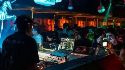 Lefkoşa ve Alayköy Gece Kulüpleri: Kıbrıs’ın Kalbindeki Işıltılı Gece Hayatı