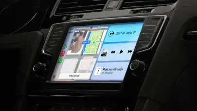 CarPlay iOS 26.2 Güncellemesini Aldı: İşte Arabanıza Gelecek 2 Yeni Değişiklik