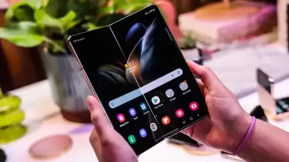 Samsung Dörde Katlanan Telefon Üzerinde Çalışıyor!