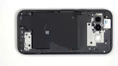 Google Pixel 9a Parçalarına Ayrıldı: Onarımı Kolay Mı?