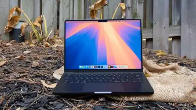 M6 MacBook Pro Modeli Samsung'un OLED Ekranıyla Geliyor!