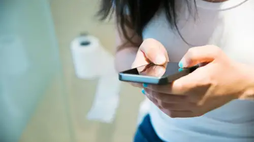 Tuvalette Telefon Kullananlar Dikkat! Ciddi Bir Sağlık Sorununa Yol Açabiliyor