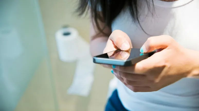 Tuvalette Telefon Kullananlar Dikkat! Ciddi Bir Sağlık Sorununa Yol Açabiliyor